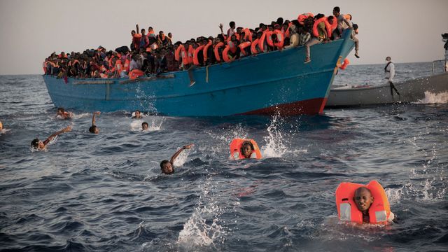 Des migrants sauvés lundi par une ONG en Méditerranée. [Emilio Morenatti - AP/Keystone]