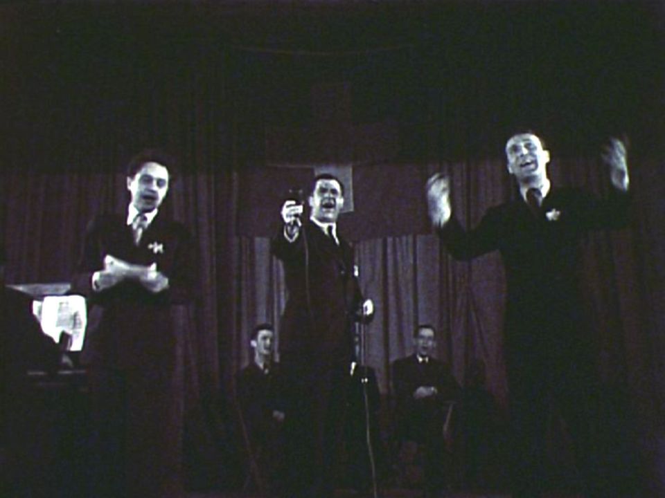 Jack Rollan et Roger Nordmann interprètent la chanson de la Chaîne du bonheur en 1946. [RTS]