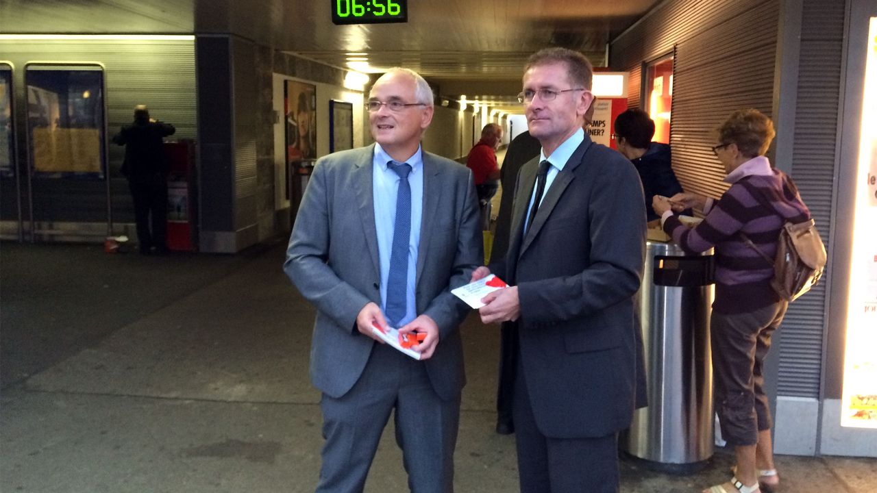 Les deux conseillers d'Etat bernois Pierre-Alain Schnegg et Christoph Neuhaus à la gare à Moutier. [Alain Arnaud - RTS]