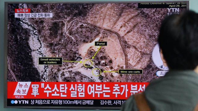 Un homme regarde à Séoul un reportage sur l'essai nucléaire nord-coréen. [Ahn Young-joon - Keystone]