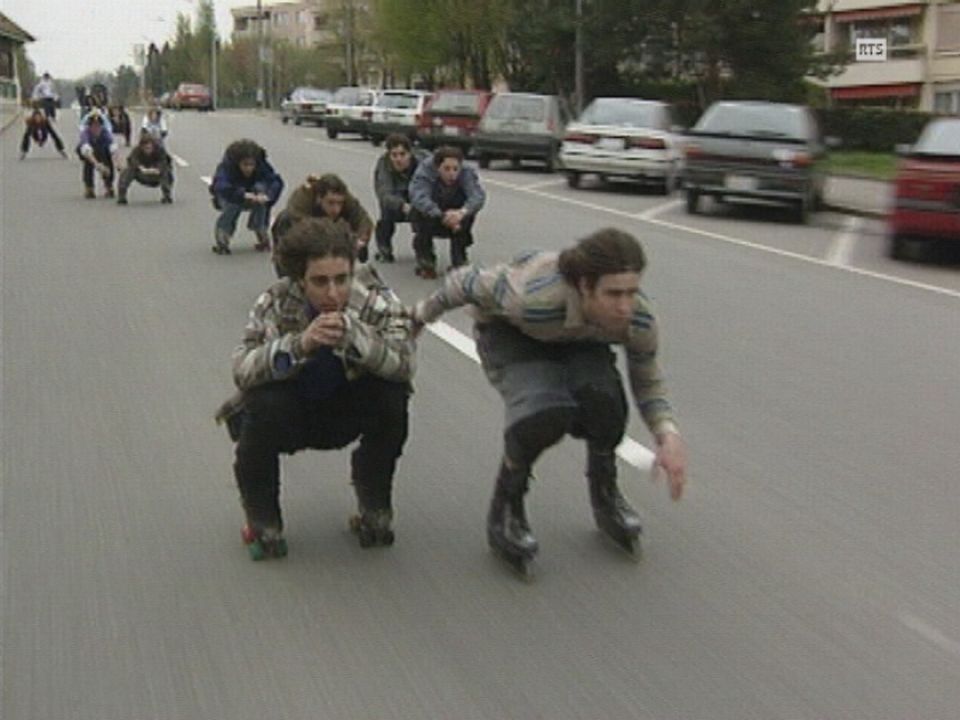 Jeunes dévalant les pentes de Lausanne en roller en 1994. [RTS]