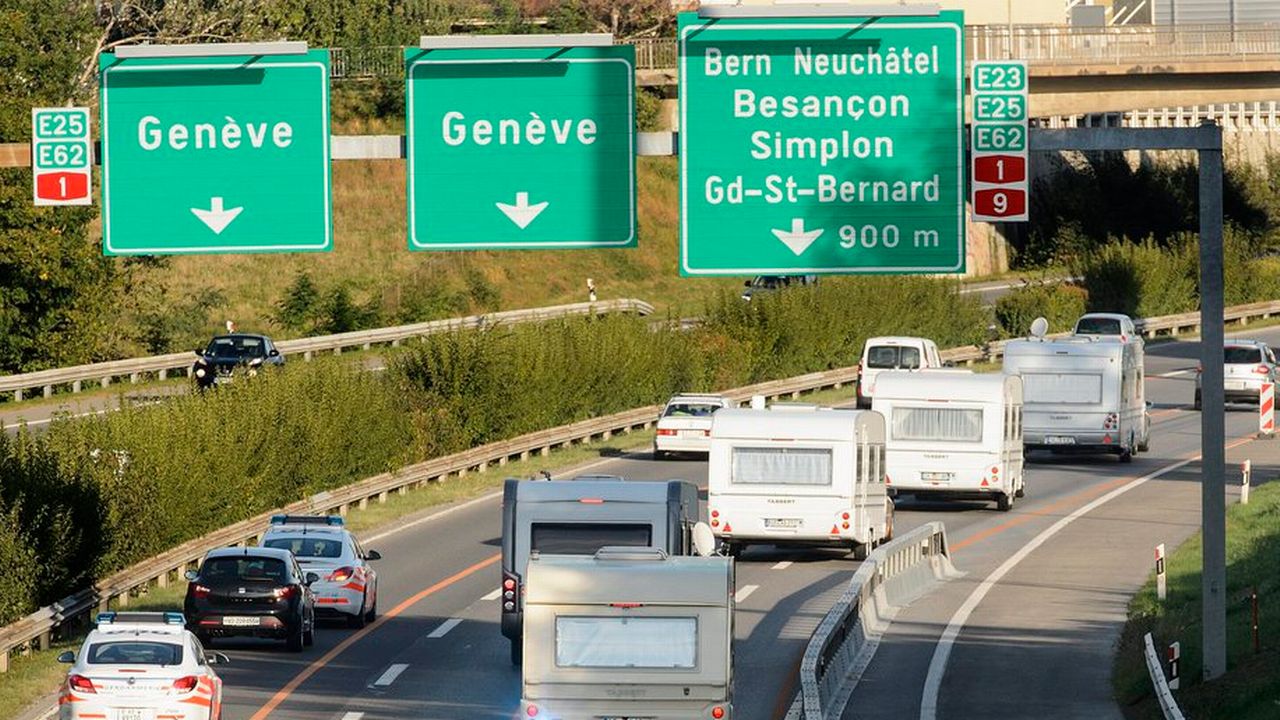 Des policiers escortent des caravanes après leur évacuation suite au stationnement illégale dans un champs de l'Etat de Vaud en septembre 2012. [Laurent Gillieron - Keystone]
