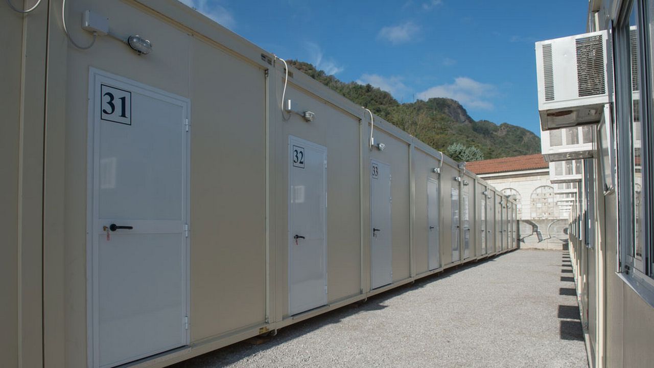 Le site provisoire composé de containers a été aménagé en bordure de la ville de Côme. [Pablo Gianinazzi - Ti-Press/Keystone]