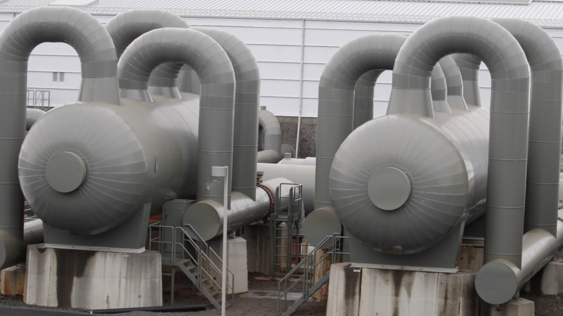 Séparateurs eau chaude et vapeur à la centrale électrique à Hellisheiði Power Plant.