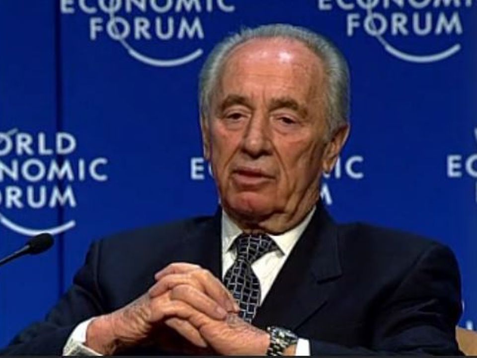 L'intervention de Shimon Peres à la session spéciale du Forum économique de Davos pour la prévention des conflits en 2000. [RTS]