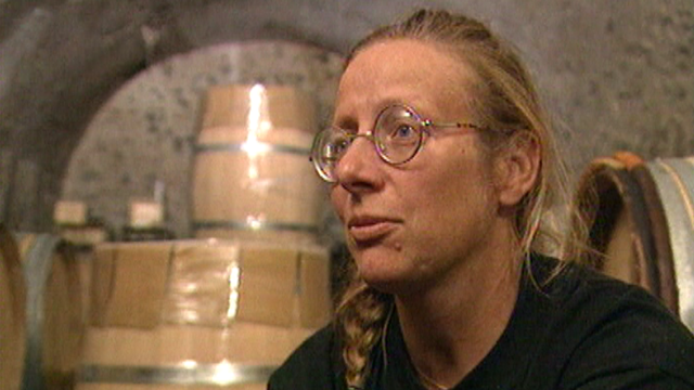 Marie-Thérèse Chappaz dans sa cave à Fully à l'automne 1997. [RTS]