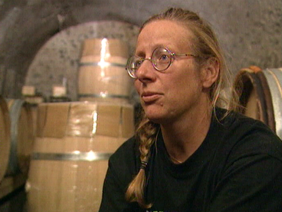 Marie-Thérèse Chappaz dans sa cave à Fully à l'automne 1997. [RTS]