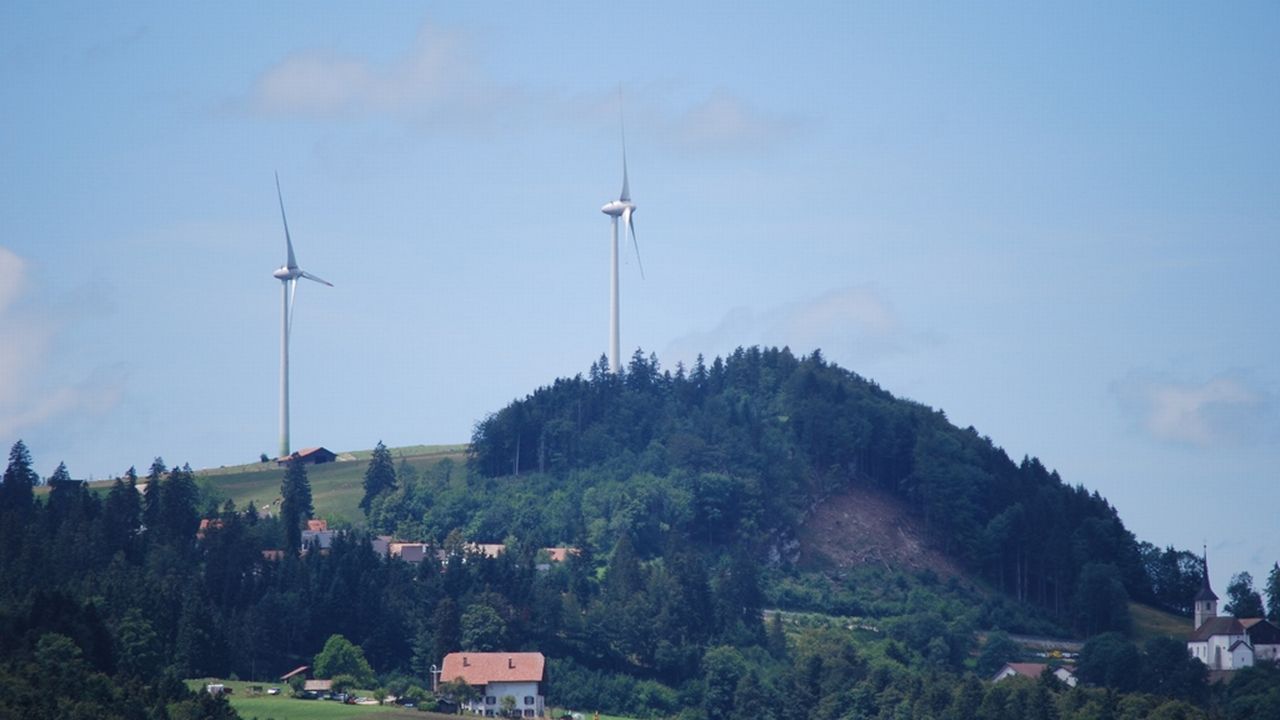 Les éoliennes installées à Saint-Brais ont été fortement contestées par les habitants. [Gaël Klein - RTS]