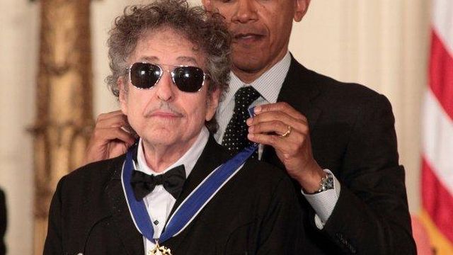 Bob Dylan reçevant la Medal of Freedom [wikipedia]