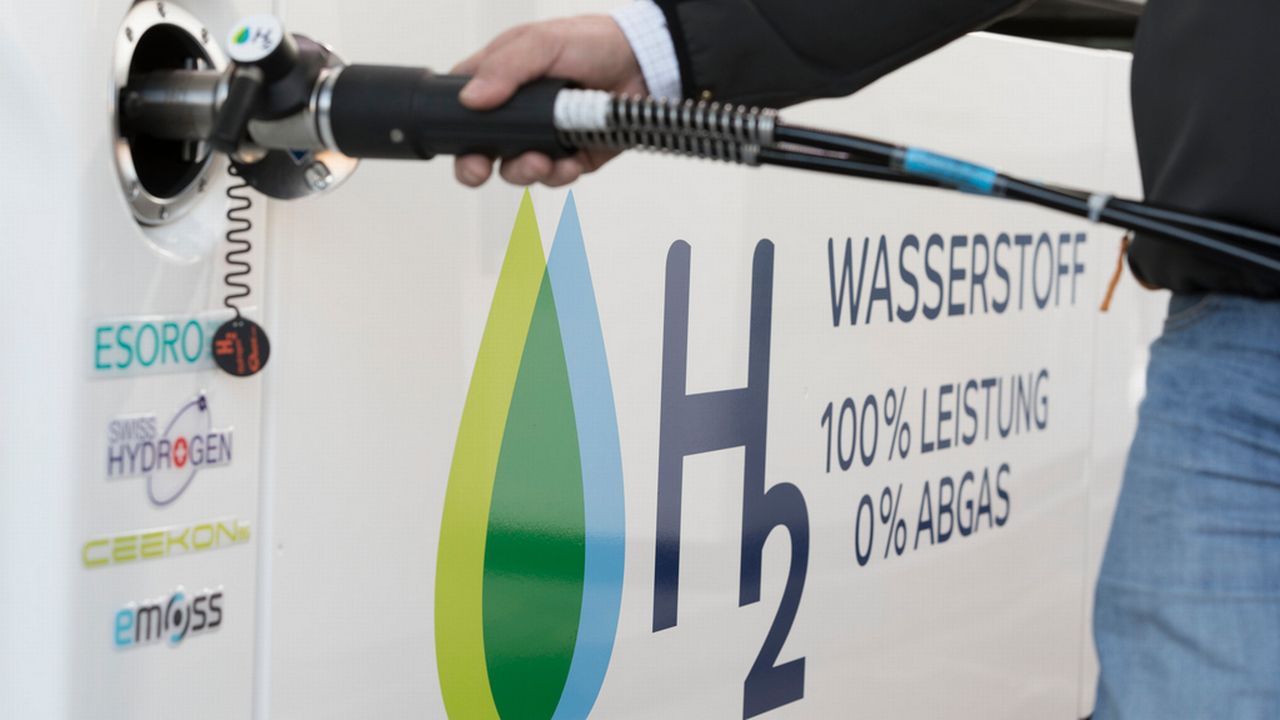 Alimentation d'un camion fonctionnant à l'hydrogène dans la première pompe de ce genre en Suisse, située à Hunzenschwil, dans le canton d'Argovie. [Gaëtan Ball - Keystone]