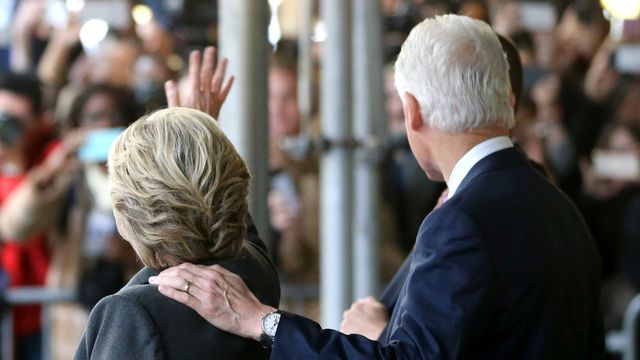 Hillary Clinton salue ses supporters après l'annonce de sa défaite. Elle avait pourtant engrangé davantage de votes populaires que son adversaire. [Seth Wenig - AP Photo]