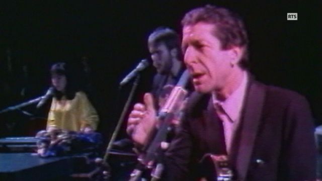 Le chanteur canadien Leonard Cohen chante sur le plateau de Midi Public en 1985. [RTS]