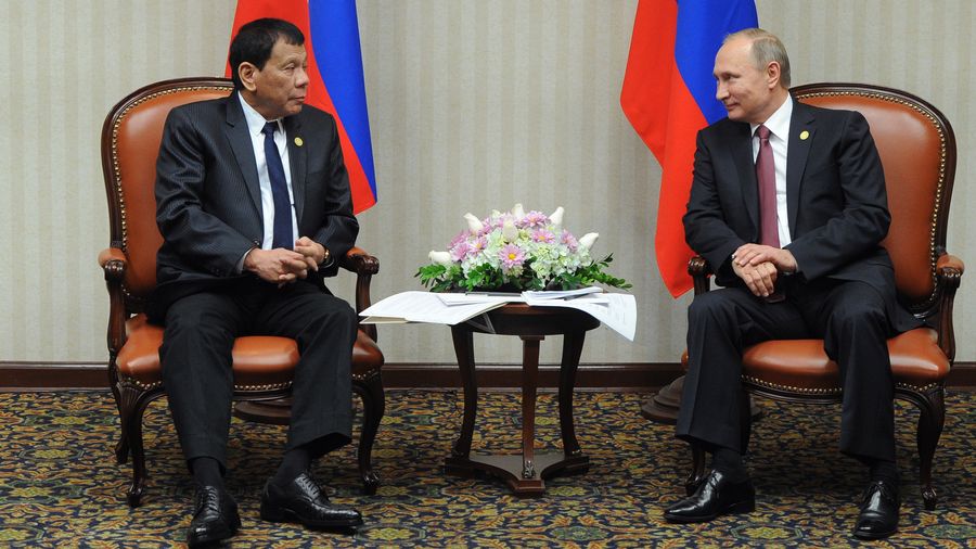 Le président des Philippines Rodrigo Duterte et son homologue russe Vladimir Poutine se sont entretenus le 19 novembre 2016.