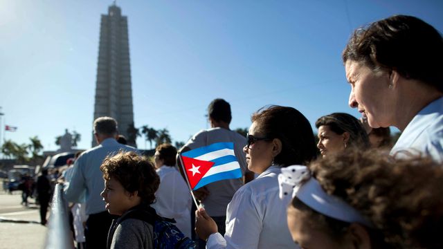 Les Cubains font la queue sur la place de la Révolution à La Havane pour rendre hommage à Fidel Castro. [Natacha Pisarenko - Keystone]