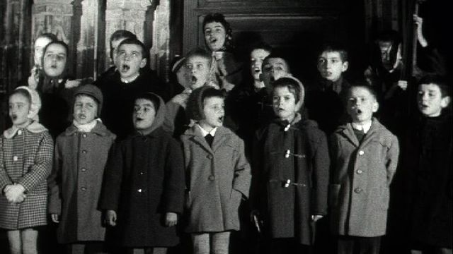 Coeur d'enfants chantant pour la Saint-Nicolas en 1959. [RTS]
