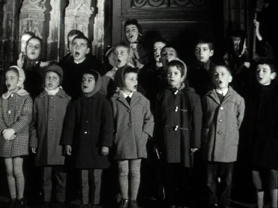 Coeur d'enfants chantant pour la Saint-Nicolas en 1959. [RTS]