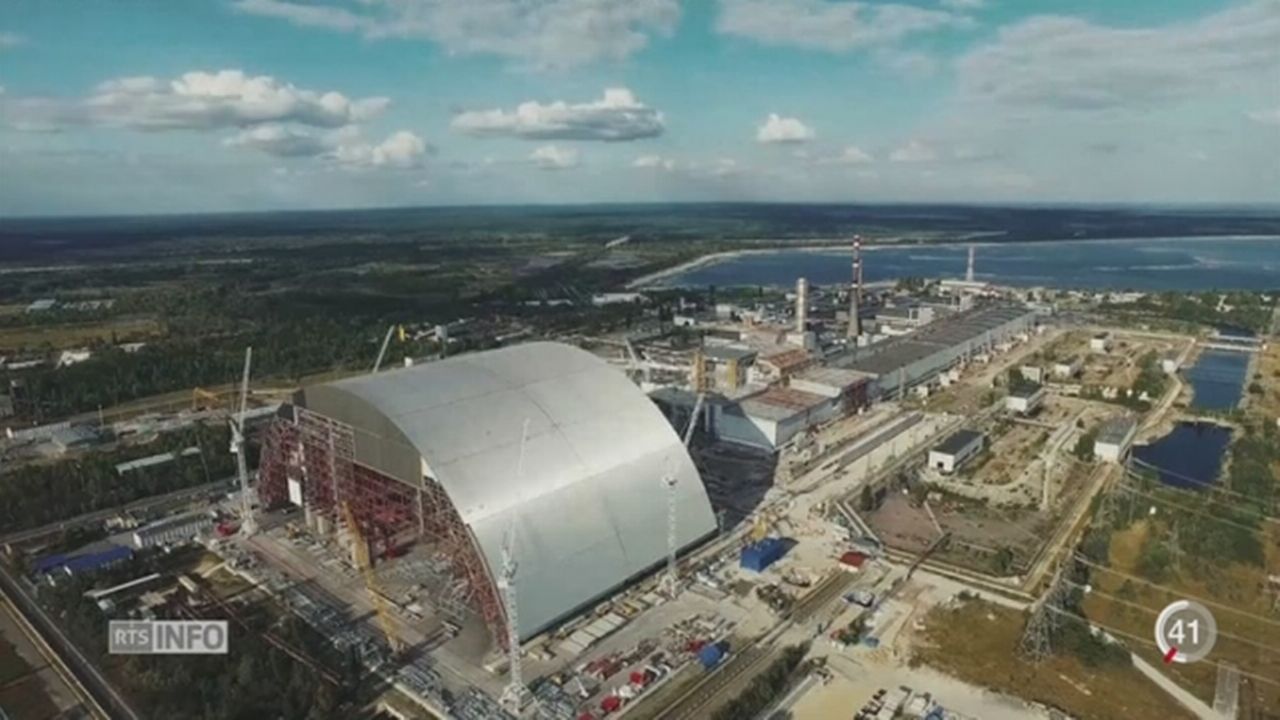 Un dôme métallique recouvre désormais le réacteur endommagé de la centrale nucléaire de Tchernobyl [RTS]