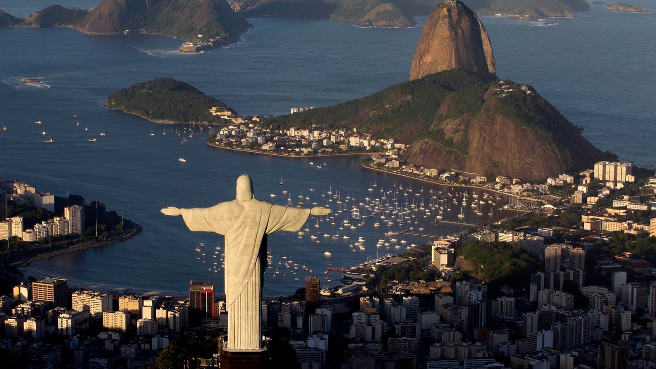 La statue du Christ Rédempteur, située sur le mont Corcovado, est l'un des principaux symboles de Rio de Janeiro et du Brésil. [Felipe Dana - AP Photo]
