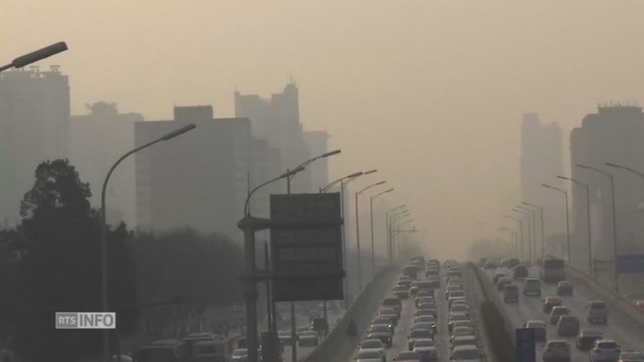 La Chine en alerte rouge, engluée dans un épais nuage de pollution [RTS]