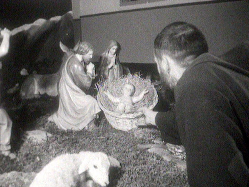 Les Capucins de Sion installent leur crèche de Noël en 1959. [RTS]