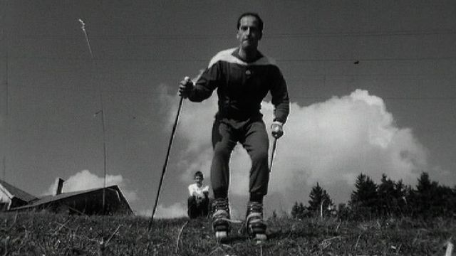 Ski à roulettes sur herbe en 1964. [RTS]