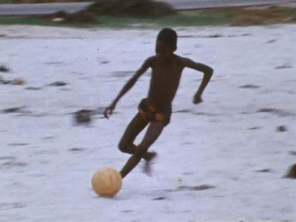 Reportage à Abidjan où le football est le véritable sport national. [RTs]