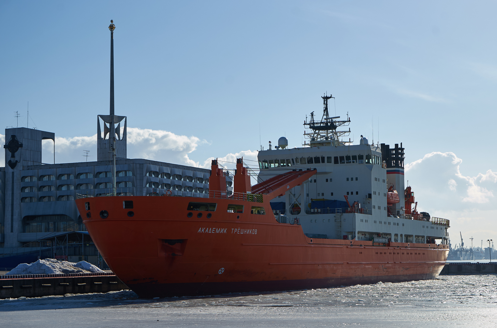 Le navire scientifique Akademik Treshnikov avant son départ pour le tour de l'Antarctique.