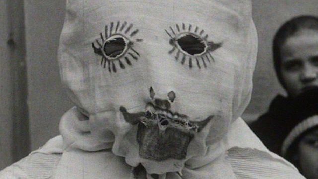 Masque de carnaval à Fribourg en 1963. [RTS]
