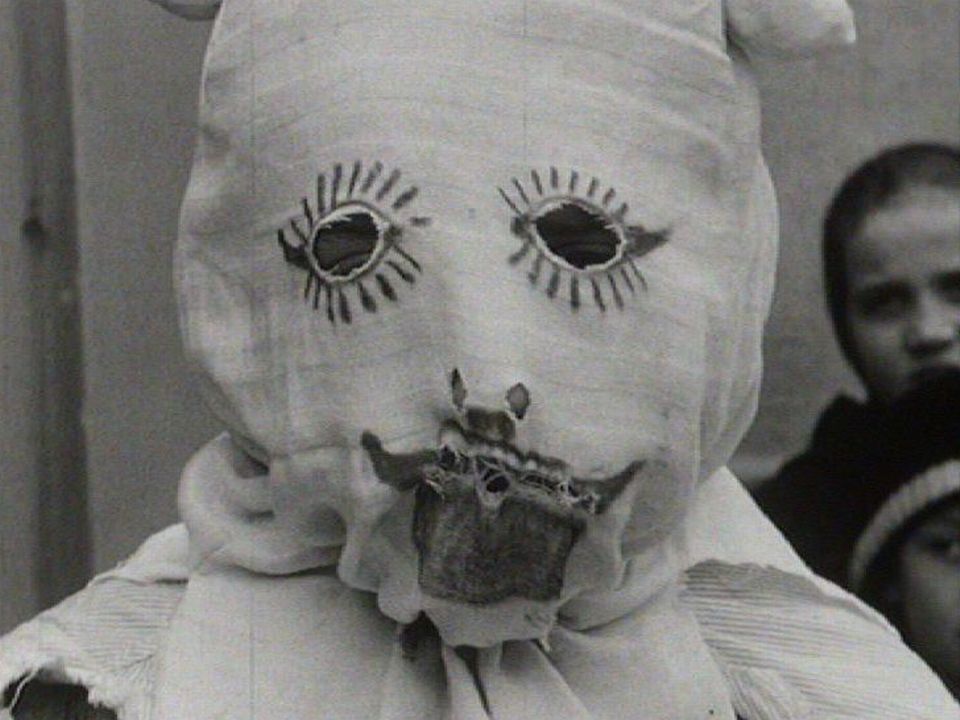Masque de carnaval à Fribourg en 1963. [RTS]