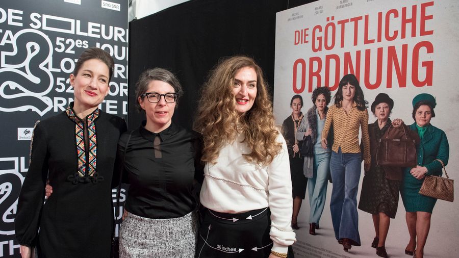 Marie Leuenberger, l'actrice principale de "L'ordre divin", aux côtés de la réalisatrice Petra Volpe, et de l'actrice Rachel Braunschweig, le 19 janvier à Soleure.