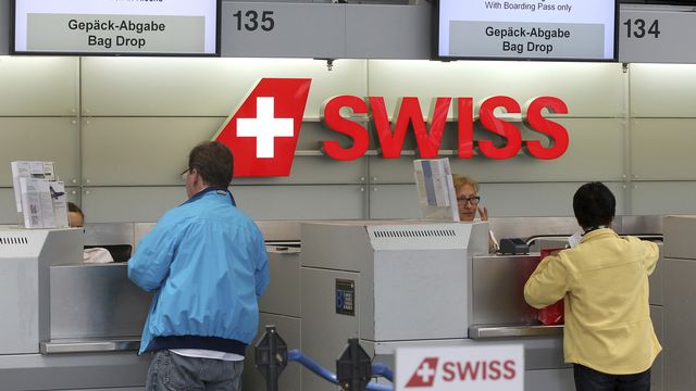 Des passagers au chek-in de Swiss à l'aéroport de Zurich. [Arnd Wiegmann  - reuters]