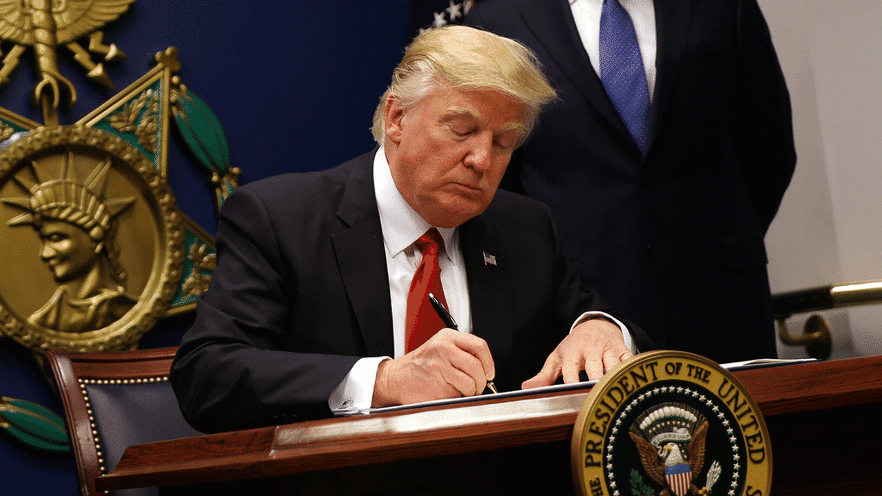 Donald Trump subit son premier revers juridique avec son décret anti-immigration. [Carlos Barria - Reuters]