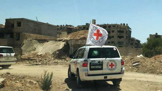 Un convoi d'aide du CICR à Daraya en Syrie. [Keystone]