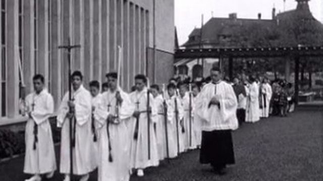 Procession pour la consécration de l'église du Christ-Roi au Petit-Lancy en 1954 [RTS]