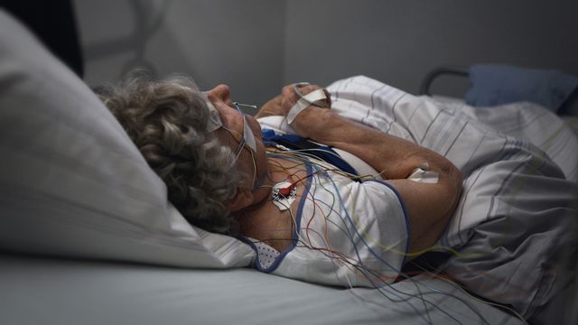 Une patiente en observation dans un laboratoire du sommeil (Image d'illustration). [Aubert/BSIP - AFP]