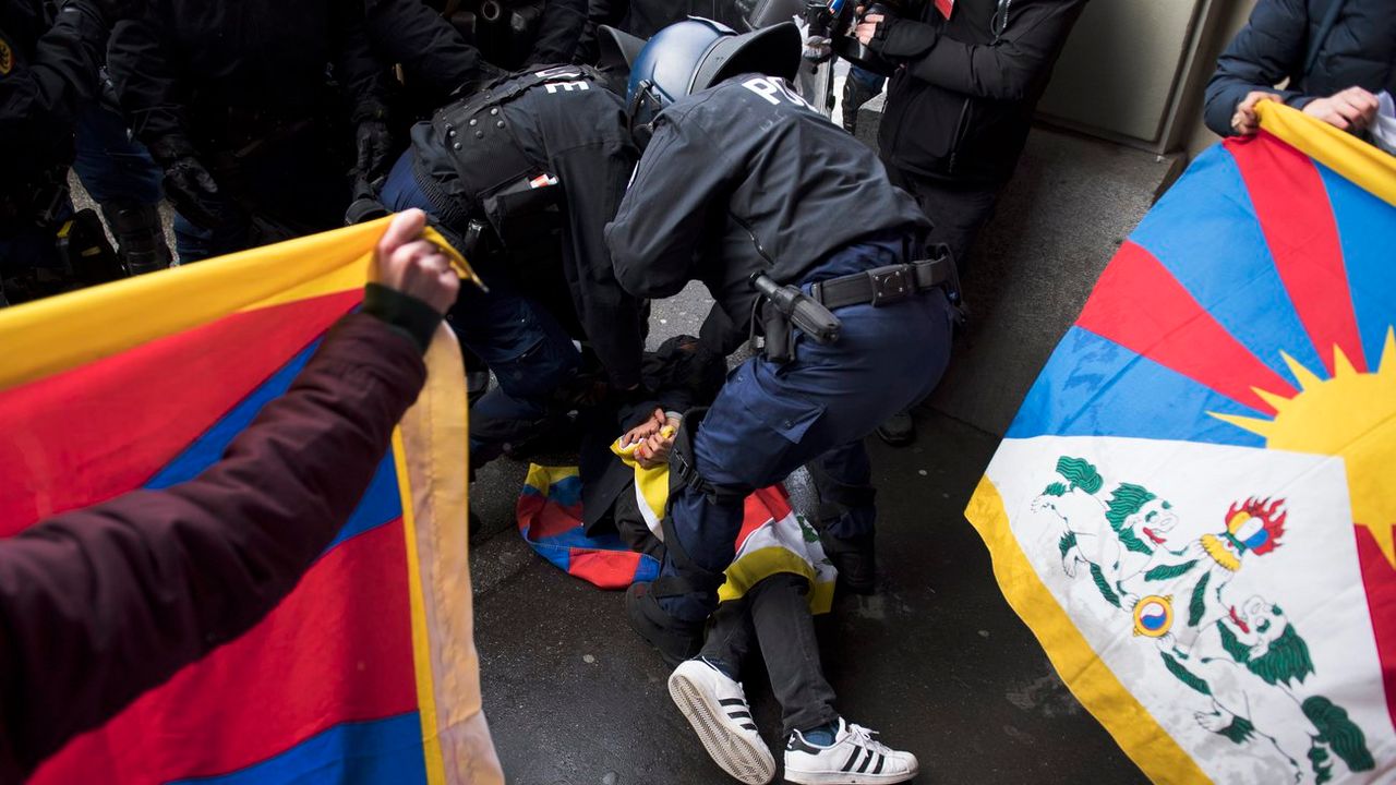 Des policiers interpellent un manifestant pro-Tibet à Berne, 15.01.2017. [Anthony Anex - Keystone]