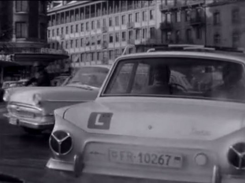 Boum de la motorisation dans le canton de Fribourg en 1966. [RTS]
