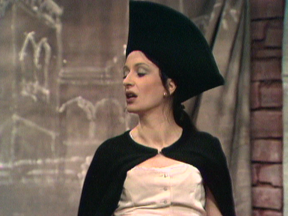 Yvette Théraulaz en cantatrice ambitieuse dans une pièce de Goldoni, 1976. [RTS]