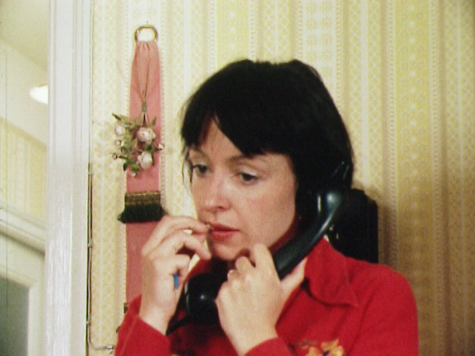 Yvette Théraulaz dans le rôle d'une jeune Fribourgeoise voulant avorter, 1977. [RTS]