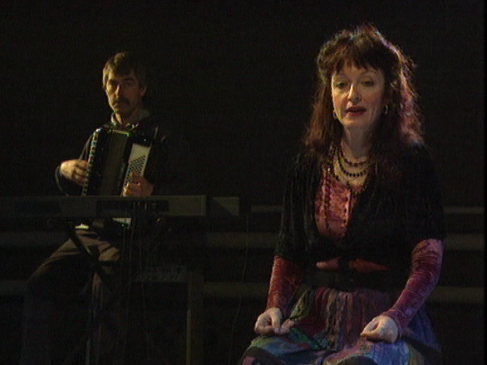 Yvette Théraulaz dans le spectacle "Leyla, récit d'exil", 1995. [RTS]