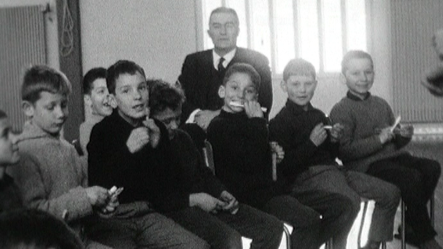 Les écoliers valaisans apprennent à bien se brosser les dents, 1963. [RTS]