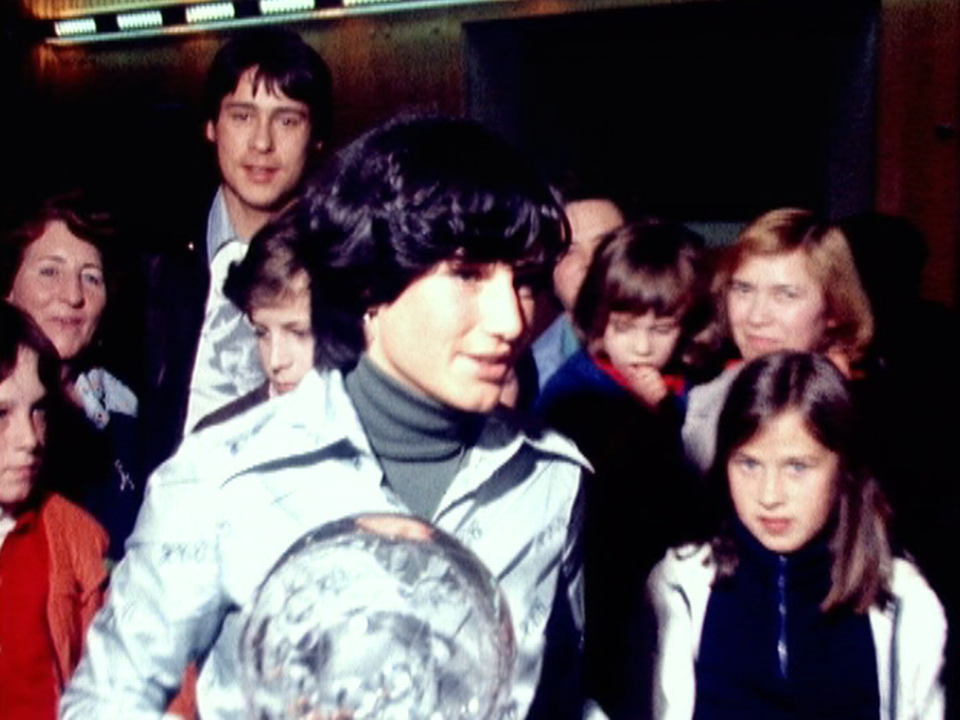 Lise-Marie Morerod avec son globe de cristal lors de la réception à la radio en 1977. [RTS]