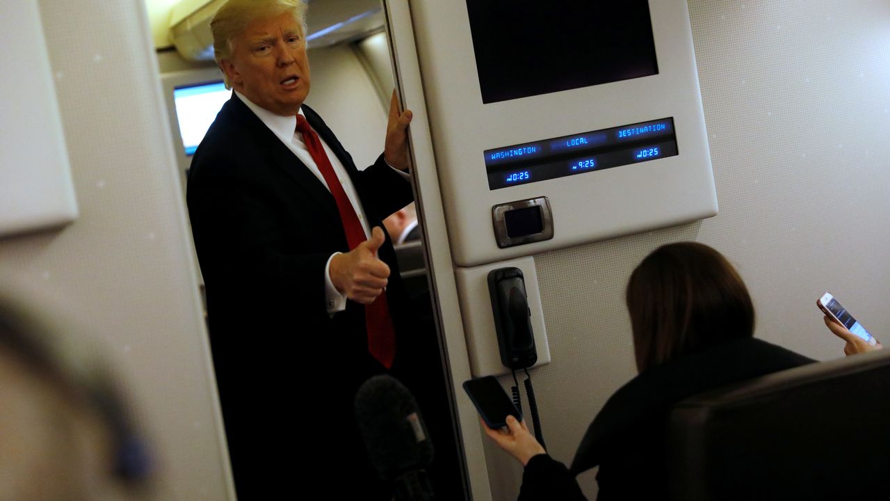 Le président Trump répond aux questions des journalistes à bord de son avion Air Force One, le 16 mars 2017. [Jonathan Ernst - Reuters]