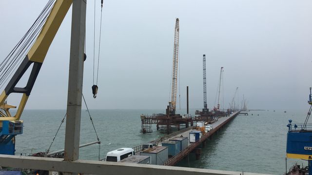 Un projet colossal de double pont reliera la Russie à la Crimée. Son ouverture est prévue pour 2018. [Isabelle Cornaz - RTS]