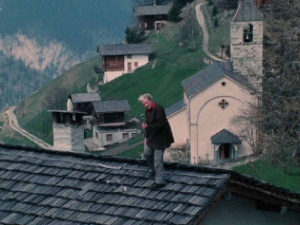 Ella Maillart sur le toit de son chalet de Chandolin en 1973. [RTS]