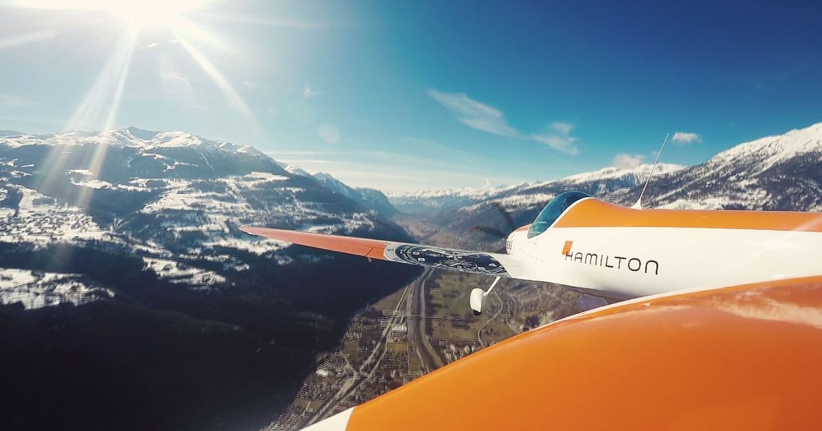 Un avion de voltige 100% électrique sort de hangars suisses