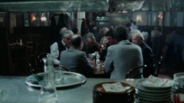 Clients au Café Romand en 1987. [RTS]