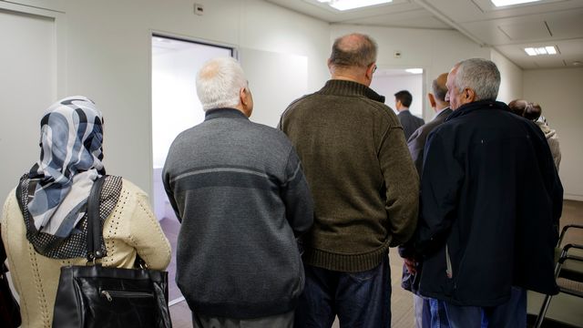 Votants au consulat turc de Genève, 28.03.2017. [Salvatore Di Nolfi - Keystone]