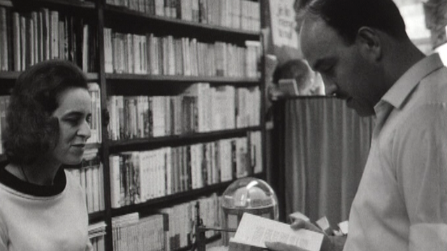 Thérèse Rovelli, alias Cyrille, dans sa librairie en 1968. [RTS]