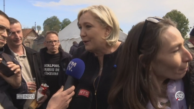 Emmanuel Macron surpris par Marine Le Pen à l'usine Whirpool d'Amiens [RTS]